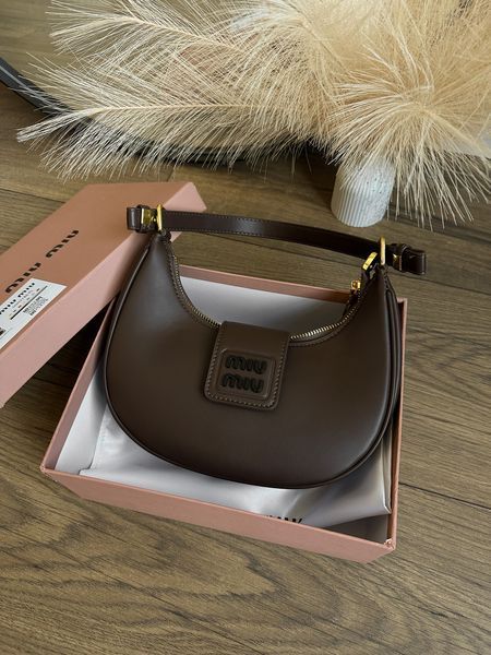 Cумка Miu Miu Leather Hobo Bag in Brown 99528 фото
