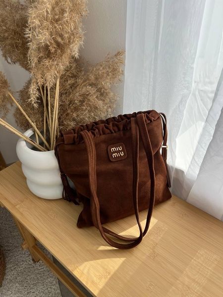 Сумка Miu Miu Joie Suede Bag in Brown 414 фото