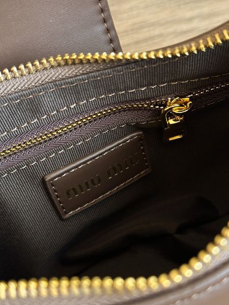 Cумка Miu Miu Leather Hobo Bag in Brown 99528 фото