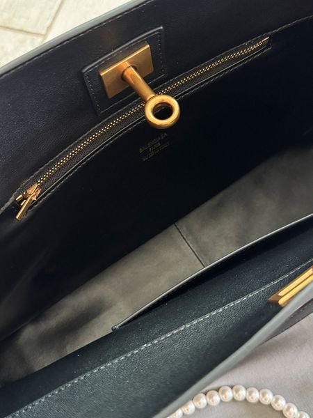 Сумка Balenciaga Bel Air Shoulder Bag Small in Black Smooth Calfskin/Aged-Gold Hardware 12592 фото