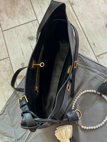 Сумка Balenciaga Bel Air Shoulder Bag Small in Black Smooth Calfskin/Aged-Gold Hardware 12592 фото
