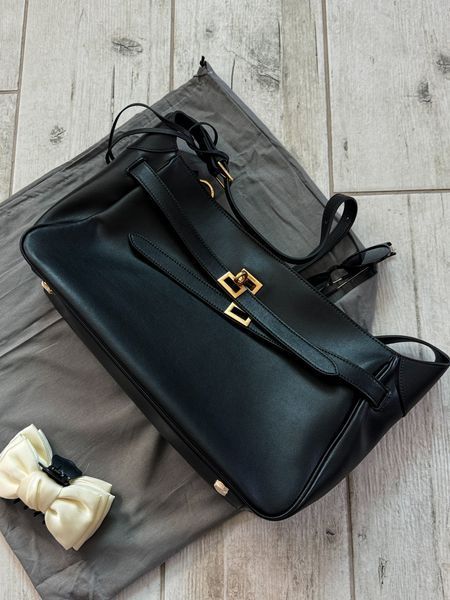 Сумка Balenciaga Bel Air Shoulder Bag Small in Black Smooth Calfskin/Aged-Gold Hardware 12592 фото