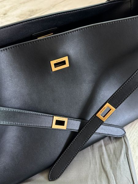 Сумка Balenciaga Bel Air Shoulder Bag Small in Black Smooth Calfskin/Aged-Gold Hardware 12592 фото