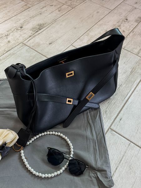 Сумка Balenciaga Bel Air Shoulder Bag Small in Black Smooth Calfskin/Aged-Gold Hardware 12592 фото