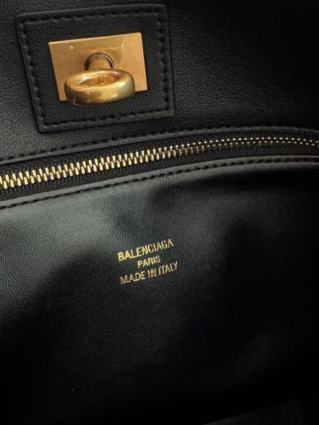 Сумка Balenciaga Bel Air Shoulder Bag Small in Black Smooth Calfskin/Aged-Gold Hardware 12592 фото