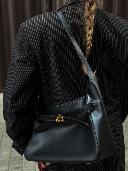 Сумка Balenciaga Bel Air Shoulder Bag Small in Black Smooth Calfskin/Aged-Gold Hardware 12592 фото