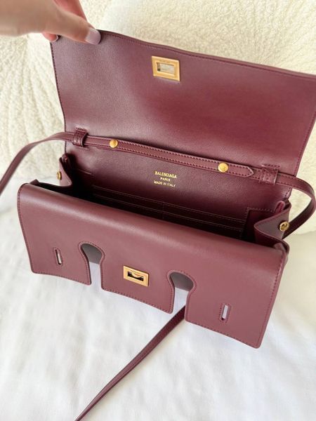 Сумка Balenciaga Bel Air Small Clutch in Burgundy Smooth Calfskin/Aged-Gold Hardware 501 фото