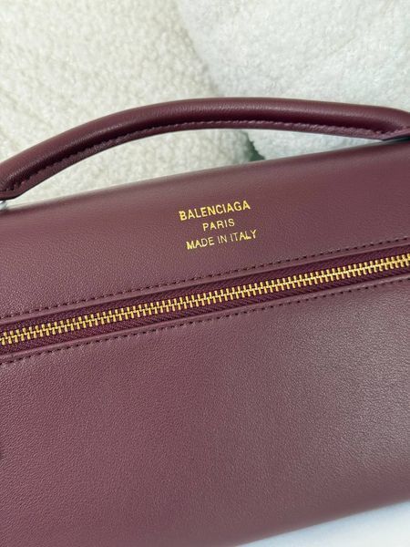 Сумка Balenciaga Bel Air Small Clutch in Burgundy Smooth Calfskin/Aged-Gold Hardware 501 фото