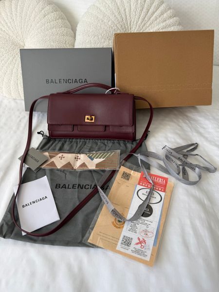 Сумка Balenciaga Bel Air Small Clutch in Burgundy Smooth Calfskin/Aged-Gold Hardware 501 фото