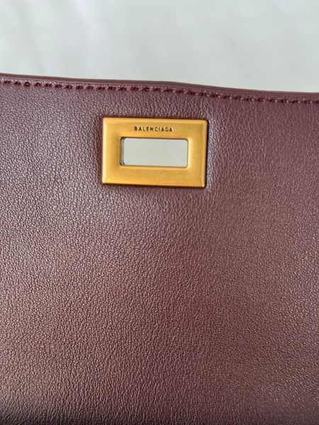 Сумка Balenciaga Bel Air Small Clutch in Burgundy Smooth Calfskin/Aged-Gold Hardware 501 фото
