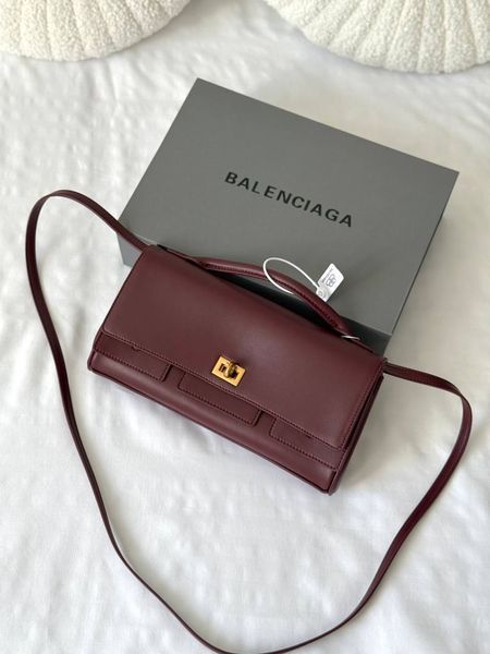 Сумка Balenciaga Bel Air Small Clutch in Burgundy Smooth Calfskin/Aged-Gold Hardware 501 фото
