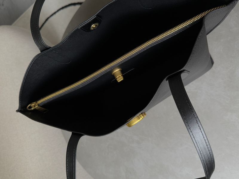 Сумка Coach Willow Tote 34 in Leather Black 991066 фото