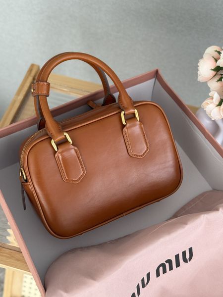 Сумка Miu Miu Arcadie Leather Top-Handle Bag in Cognac Брендовая женская сумка Miu Miu Arcadie Leather Top-Handle Bag in Cognac 476 фото