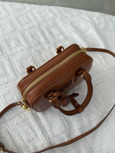 Сумка Miu Miu Arcadie Leather Top-Handle Bag in Cognac Брендовая женская сумка Miu Miu Arcadie Leather Top-Handle Bag in Cognac 476 фото