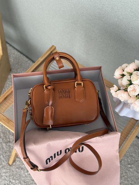 Сумка Miu Miu Arcadie Leather Top-Handle Bag in Cognac Брендовая женская сумка Miu Miu Arcadie Leather Top-Handle Bag in Cognac 476 фото