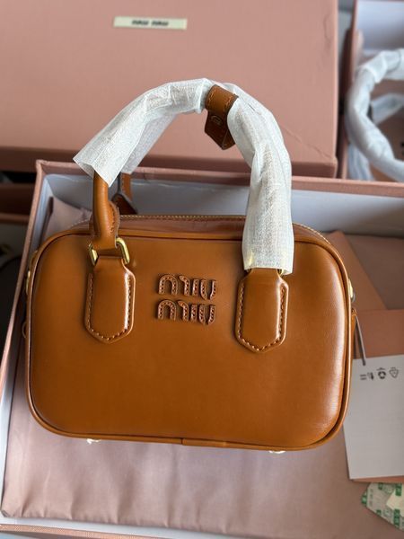 Сумка Miu Miu Arcadie Leather Top-Handle Bag in Cognac Брендовая женская сумка Miu Miu Arcadie Leather Top-Handle Bag in Cognac 476 фото