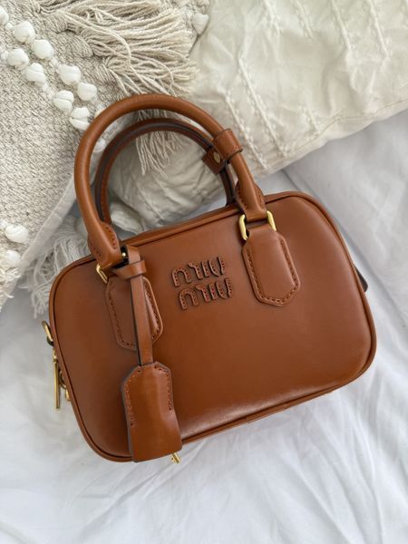 Сумка Miu Miu Arcadie Leather Top-Handle Bag in Cognac Брендовая женская сумка Miu Miu Arcadie Leather Top-Handle Bag in Cognac 476 фото
