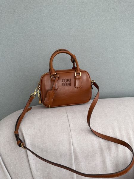 Сумка Miu Miu Arcadie Leather Top-Handle Bag in Cognac Брендовая женская сумка Miu Miu Arcadie Leather Top-Handle Bag in Cognac 476 фото
