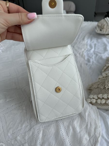 Сумка Chanel 25 Small Handbag in White Grained Calfskin & Gold-Tone Metal 164 фото