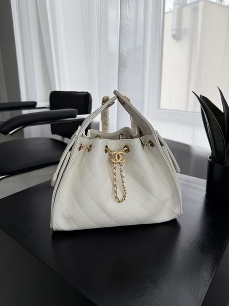 Сумка Chanel 25 Small Handbag in White Grained Calfskin & Gold-Tone Metal 164 фото