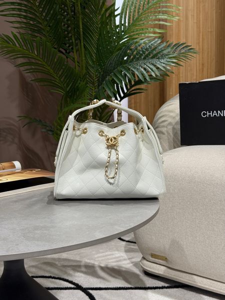 Сумка Chanel 25 Small Handbag in White Grained Calfskin & Gold-Tone Metal 164 фото