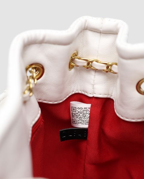 Сумка Chanel Button Bucket Crossbody Bag Lambskin White 991071 фото