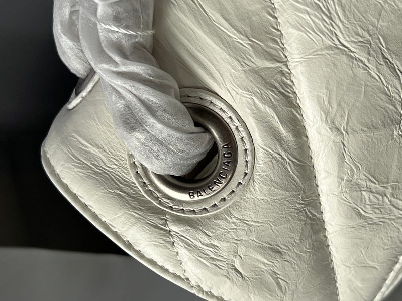 Сумка Balenciaga Crush XS Chain Bag in White Quilted Leather with Aged-Silver Hardware Premium 01226 фото