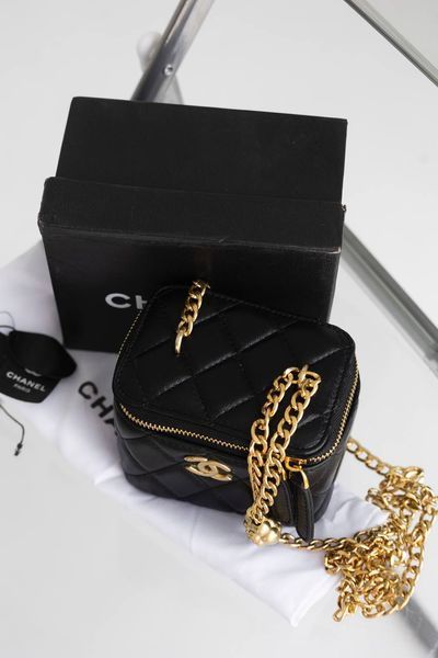 Cумка Chanel Pearl Crush Mini Vanity Bag in Black Quilted Lambskin 393 фото