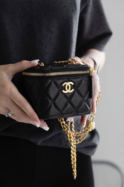 Cумка Chanel Pearl Crush Mini Vanity Bag in Black Quilted Lambskin 393 фото