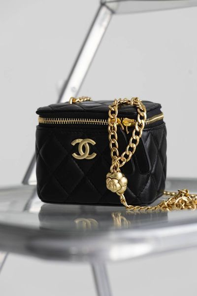 Cумка Chanel Pearl Crush Mini Vanity Bag in Black Quilted Lambskin 393 фото