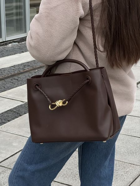 Сумка Bottega Veneta Andiamo Medium Leather Tote Bag in Brown 99639 фото