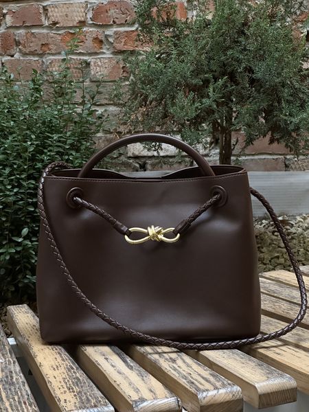 Сумка Bottega Veneta Andiamo Medium Leather Tote Bag in Brown 99639 фото