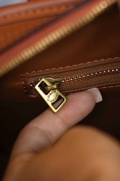 Сумка Coach Swing Zip Bag 26 in Glovetanned Leather 1941 Saddle/Brass Hardware 0543 фото