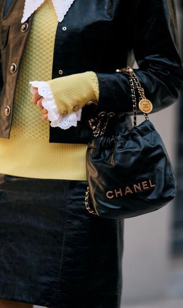 Сумка Chanel 22 Mini Handbag in Shiny Black Calfskin & Gold-Tone Metal 117 фото