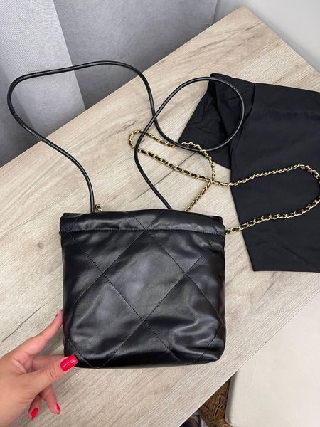 Сумка Chanel 22 Mini Handbag in Shiny Black Calfskin & Gold-Tone Metal 117 фото