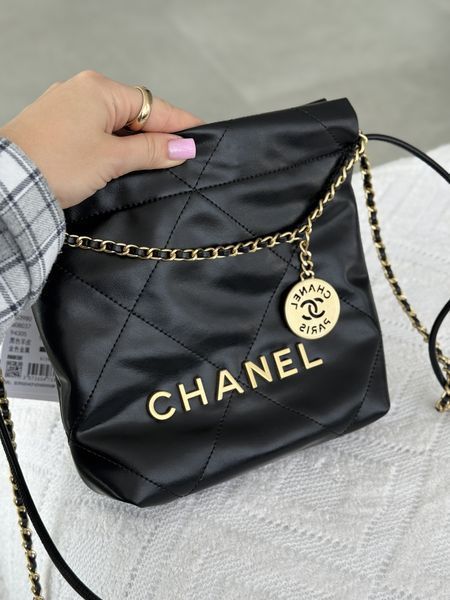 Сумка Chanel 22 Mini Handbag in Shiny Black Calfskin & Gold-Tone Metal 117 фото