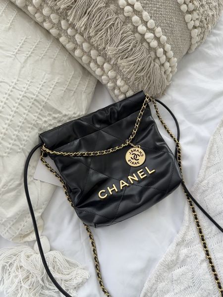 Сумка Chanel 22 Mini Handbag in Shiny Black Calfskin & Gold-Tone Metal 117 фото