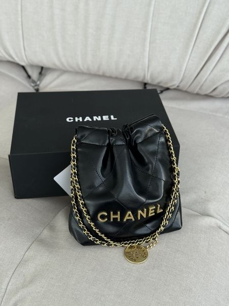 Сумка Chanel 22 Mini Handbag in Shiny Black Calfskin & Gold-Tone Metal 117 фото
