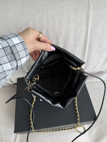 Сумка Chanel 22 Mini Handbag in Shiny Black Calfskin & Gold-Tone Metal 117 фото