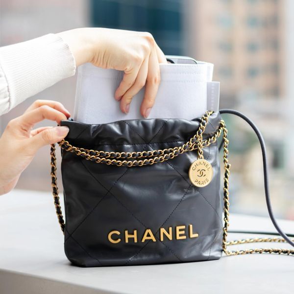Сумка Chanel 22 Mini Handbag in Shiny Black Calfskin & Gold-Tone Metal 117 фото