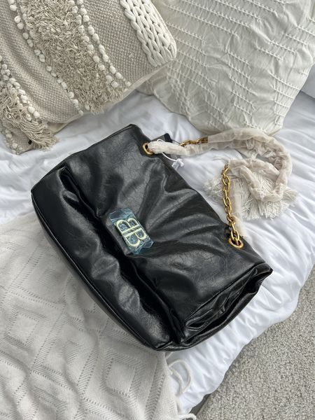 Сумка Balenciaga Monaco Medium Chain Shoulder Bag in Black Leather/Aged-Gold Hardware 169 фото