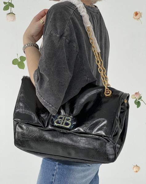 Сумка Balenciaga Monaco Medium Chain Shoulder Bag in Black Leather/Aged-Gold Hardware 169 фото