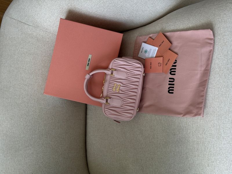 Сумка Miu Miu Arcadie Matelass&eacute; Nappa Regular Leather Bag in Powder Pink 451 фото