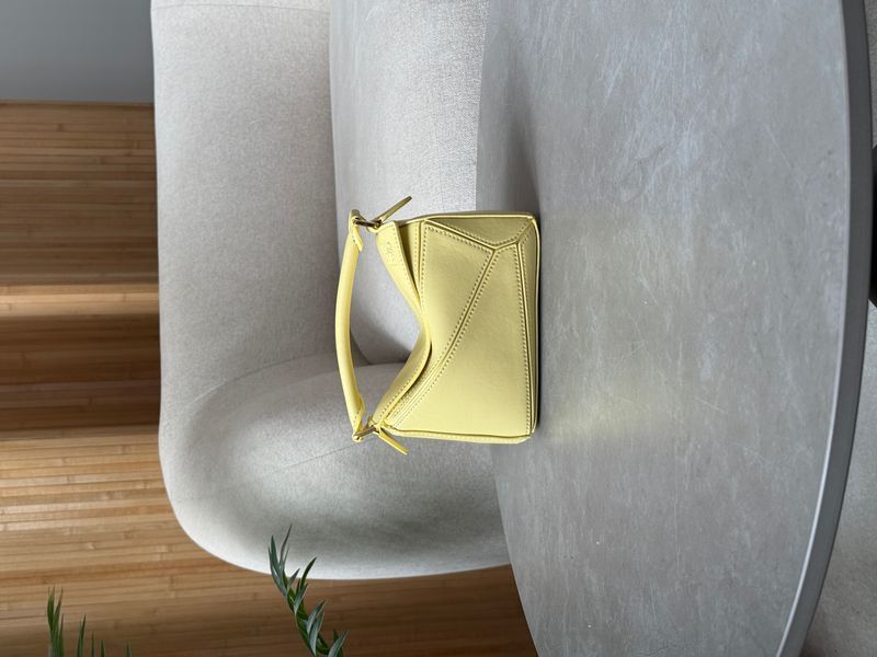 Сумка Loewe Mini Puzzle Edge Bag in Soft Calfskin Dandelion/Palladium Hardware 991144 фото