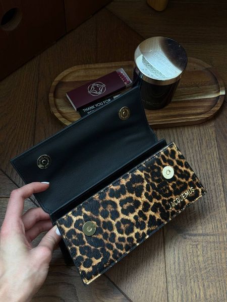 Сумка Jacquemus Le Chiquito Long Leather Top Handle Bag Leopard Brown 99017 фото