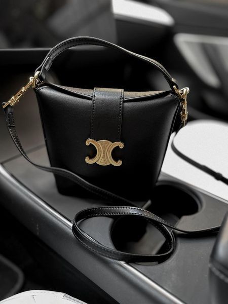Сумка Celine Louise Small Bucket Bag in Black Smooth Calfskin/Gold Hardware 0423 фото