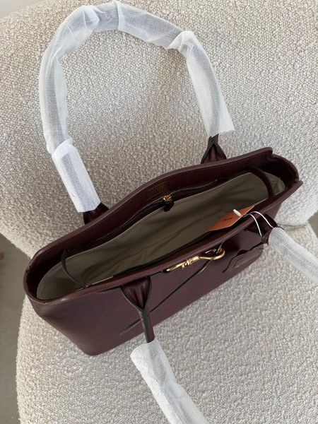 Сумка Miu Miu Aventure Nappa Leather Bag in Briarwood 420 фото