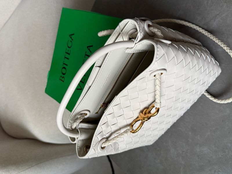 Сумка Bottega Veneta Andiamo Small Bag in Sea Salt Intrecciato Leather 991249 фото
