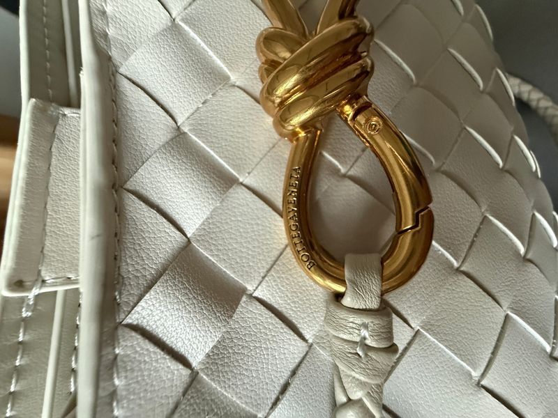 Сумка Bottega Veneta Andiamo Small Bag in Sea Salt Intrecciato Leather 991249 фото