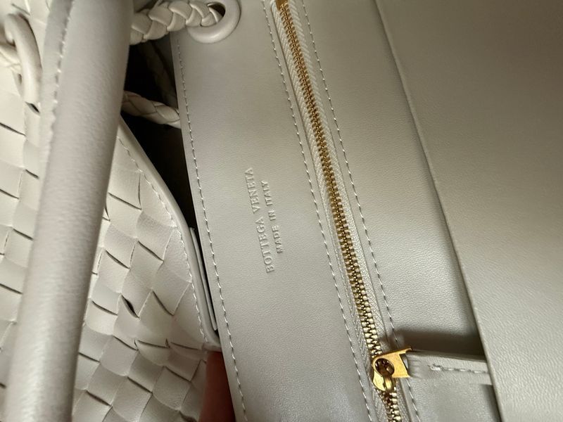 Сумка Bottega Veneta Andiamo Small Bag in Sea Salt Intrecciato Leather 991249 фото